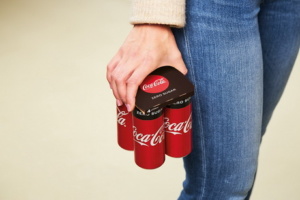 Coca-Cola представила держатель для групповой упаковки банок без использования пластика